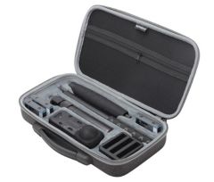 INSTA360-X4-ETU, Étui de transport pour caméra Insta360 x4 ouvert avec la caméra, Le capuchon de protection des lentilles, le chargeur rapide, la perche, le pied et 3 batteries