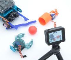 MB-KD-EXP-07, Pack d'accessoires pour mBot2 : vue principale avec la caméra IA 2.0, la pince robotique et les 2 lanceurs de balle (robot joueur de basket et joueur de foot)