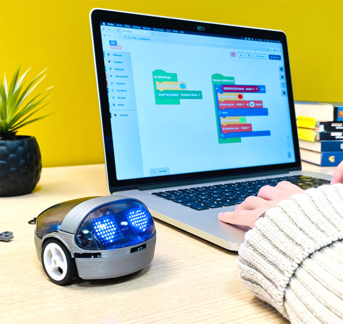 Eliobot avec enfant en train de programmer