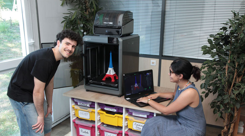 vue d'étudiants en train d'utiliser une imprimante 3D